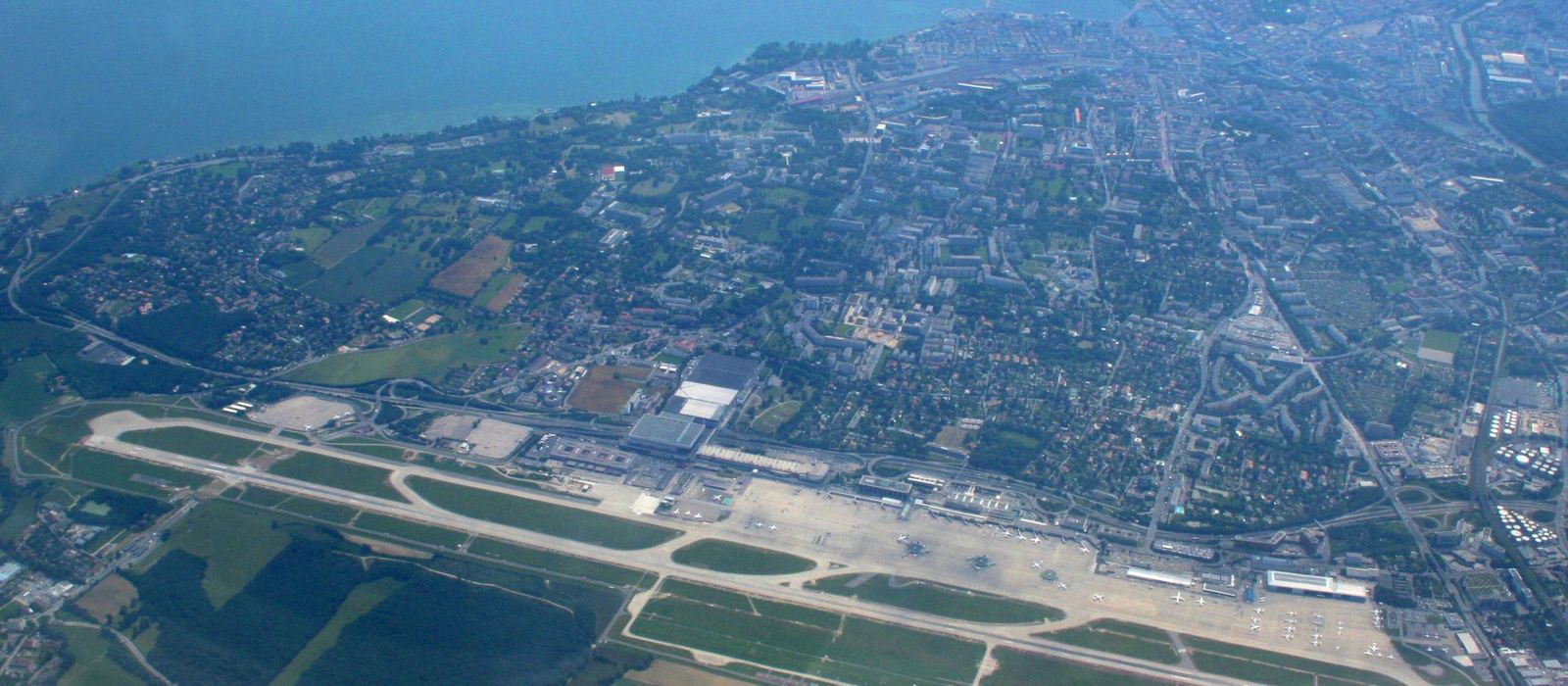 Vue aérienne de l'aéroport de Genève et du lac Léman