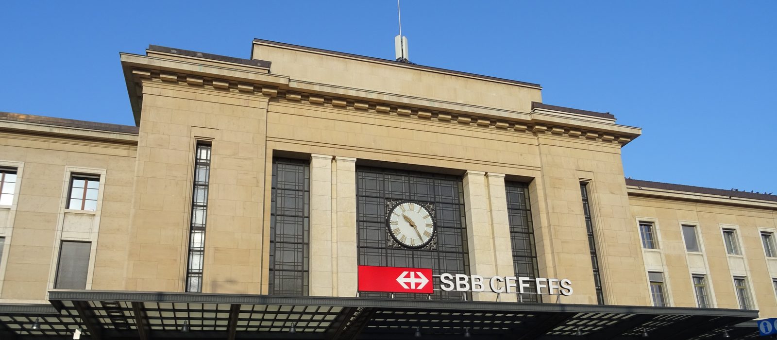 Entrée principale de la gare de Genève-Cornavin avec un bus TPG