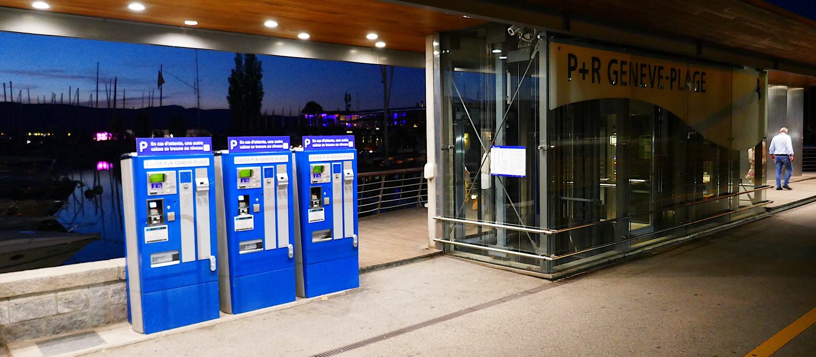 Entrée du P+R Genève-Plage, au bord du lac