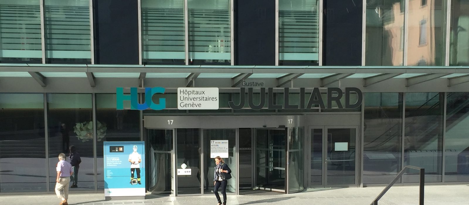 Entrée principale des HUG, bâtiment Gustave Julliard, avec le logo HUG bien visible