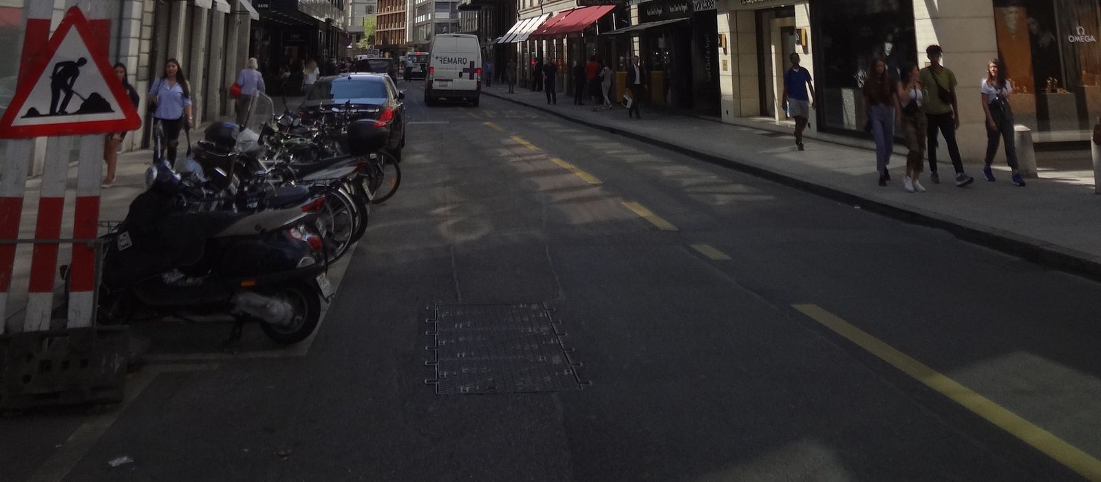 Circulation dans une rue du centre-ville de Genève