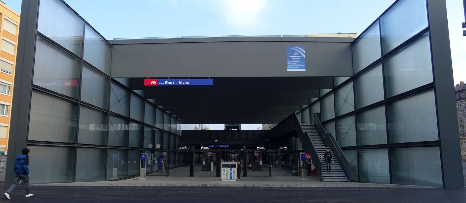 Entrée principale de la gare de Genève-Eaux-Vives