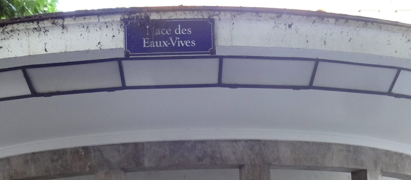 Le kiosque et la fontaine de la Place des Eaux-Vives à Genève