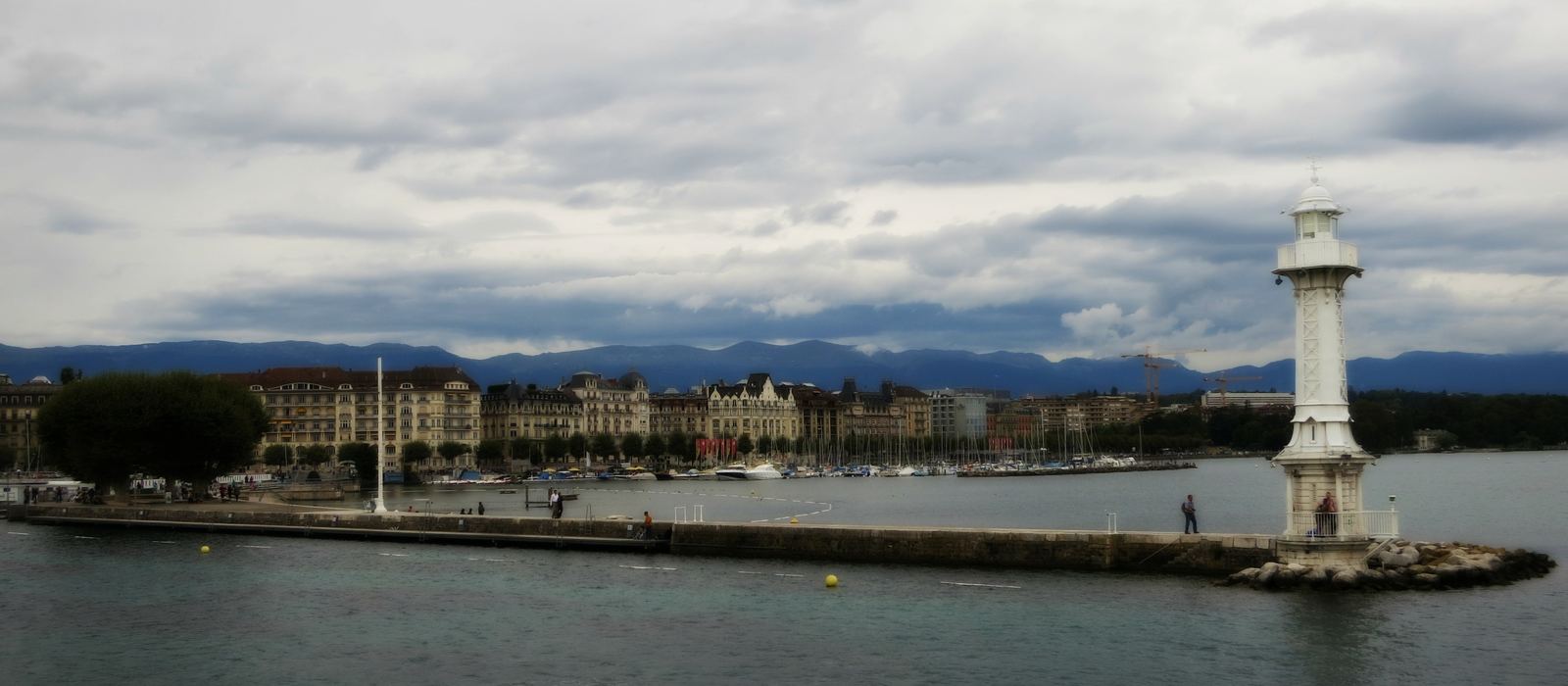 La jetée et le phare des Bains des Pâquis à Genève
